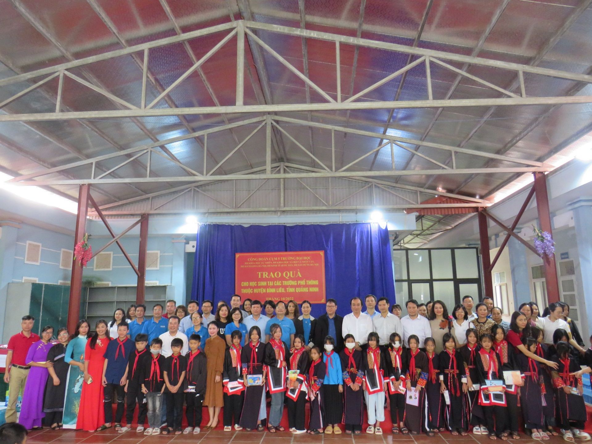 Công đoàn Cụm 5 trường G5 trao quà ủng hộ học sinh các trường phổ thông trên địa bàn huyện Bình Liêu, tỉnh Quảng Ninh