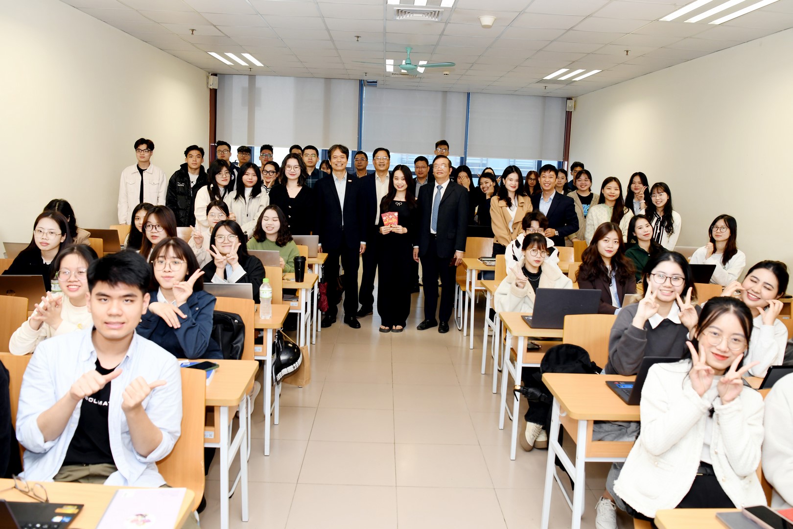 Lãnh đạo Trường gặp mặt và chúc Tết giảng viên, sinh viên nhân dịp đầu Xuân Giáp Thìn 2024