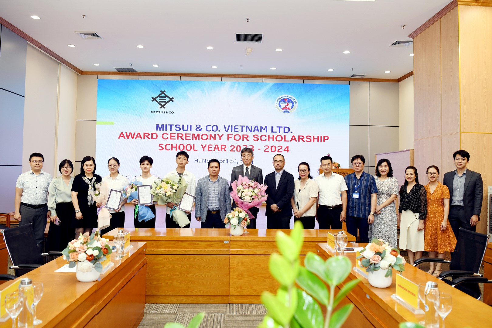 Công ty TNHH Mitsui Việt Nam trao học bổng cho sinh viên Đại học Kinh tế Quốc dân có thành tích xuất sắc trong học tập và rèn luyện