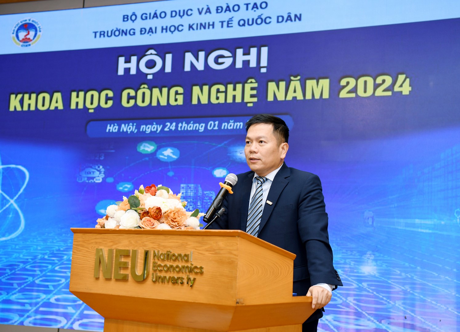 Báo Dân trí đã phỏng vấn GS.TS Nguyễn Thành Hiếu - Phó Giám đốc Đại học Kinh tế Quốc dân về hoạt động nghiên cứu khoa học của Đại học.