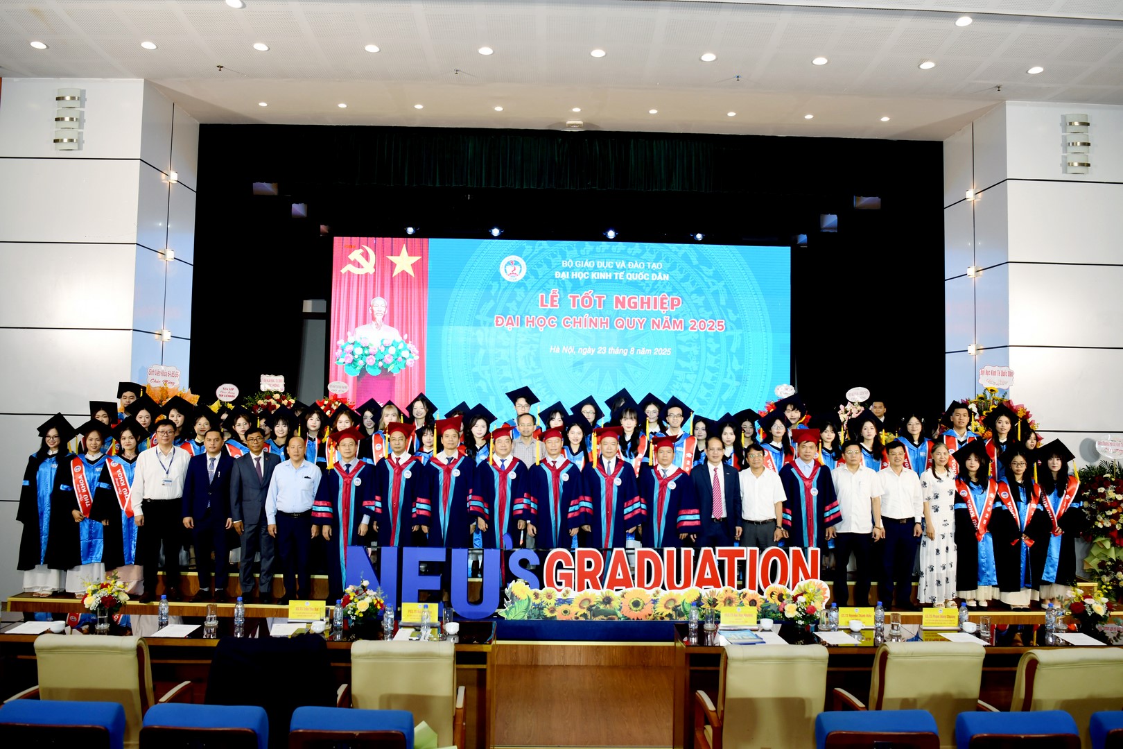 4.612 tân cử nhân Đại học Kinh tế Quốc dân rạng rỡ trong ngày tốt nghiệp