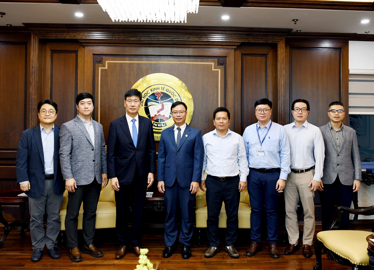 Lãnh đạo Đại học Kinh tế Quốc dân trao đổi và làm việc với Tổng Giám đốc Samsung Việt Nam