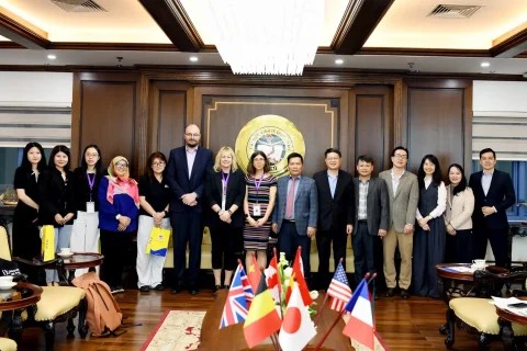 GS.TS Nguyễn Thành Hiếu - Phó Giám đốc Đại học trao đổi và làm việc với Đoàn công tác Trường Đại học East Anglia (Vương quốc Anh)