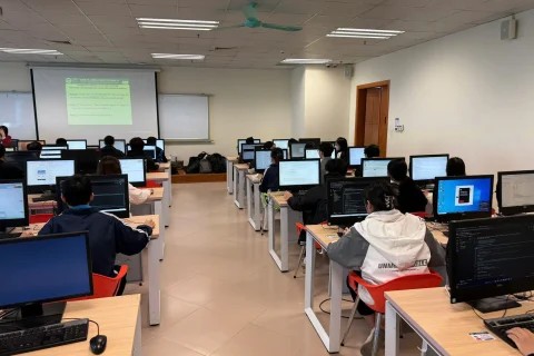 Kỳ thi tự luận trên máy tính đầu tiên tại Đại học Kinh tế Quốc dân: Bước tiến mới trong công tác khảo thí