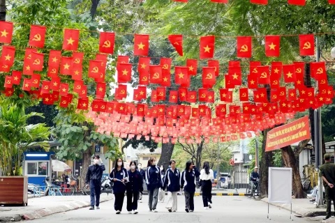 Sinh viên Đại học Kinh tế Quốc dân hào hứng đi bỏ phiếu, đặt niềm tin vào những lá phiếu lựa chọn