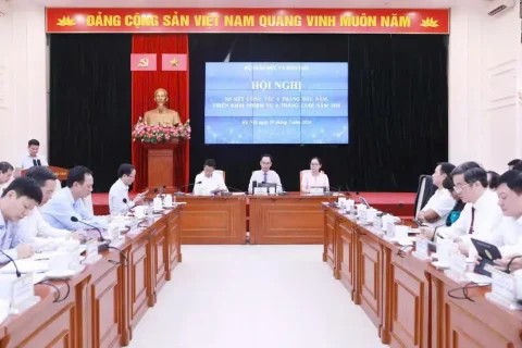 Bộ Giáo dục và Đào tạo trao quyết định bổ nhiệm hai Phó Giám đốc Đại học Kinh tế Quốc dân
